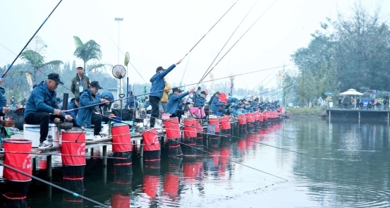 2025年“感恩杯”四川省全民健身垂钓公开赛 在成都西湖公园成功举办(图4) 2025年“感恩杯”四川省全民健身垂钓公开赛 在成都西湖公园成功举办(图4)