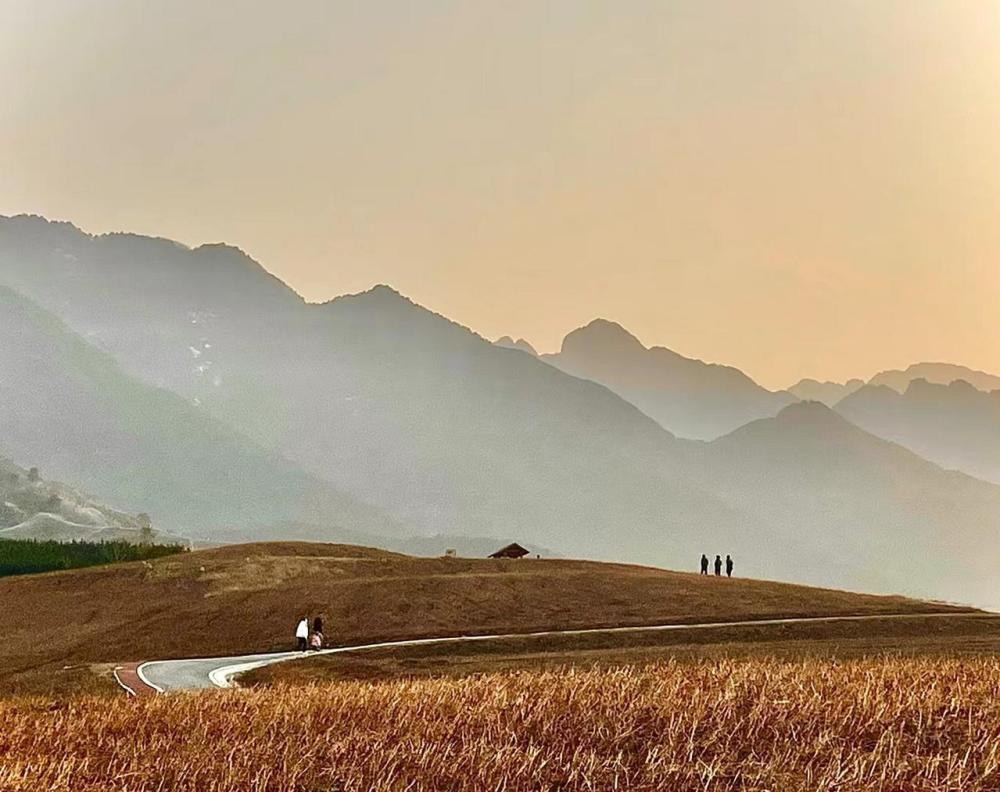 人民建议征集工作是践行全过程人民民主的重要实践，是推动基层治理能力现代化的关键环节。基层社区作为社会治理的最后一公里，如何将人民建议征集从形式走向实质，从碎片化走向系统化，成为推进基层民主建设的重要课题。    2025年，华兴社区创新打造的“华兴邻声汇”人民建议征集品牌建设项目完成首轮实践，通过系统化的五阶段闭环流程，将232条居民建议转化为实实在在的社区治理成果，为新时代基层民主实践提供了生动(图1)
