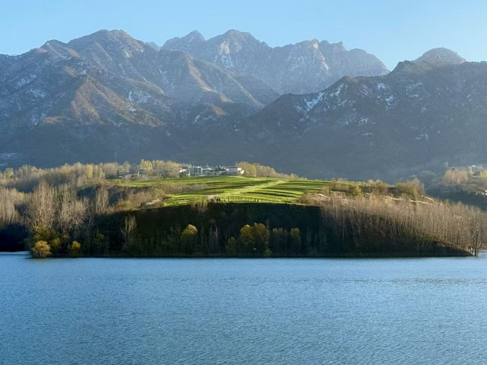 人民建议征集工作是践行全过程人民民主的重要实践，是推动基层治理能力现代化的关键环节。基层社区作为社会治理的最后一公里，如何将人民建议征集从形式走向实质，从碎片化走向系统化，成为推进基层民主建设的重要课题。    2025年，华兴社区创新打造的“华兴邻声汇”人民建议征集品牌建设项目完成首轮实践，通过系统化的五阶段闭环流程，将232条居民建议转化为实实在在的社区治理成果，为新时代基层民主实践提供了生动(图2)