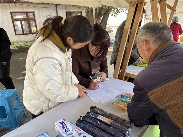 积分兑好礼 共治暖人心 --焦严村秋季积分兑换活动热闹开兑(图4)