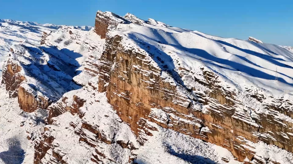 天山百里丹霞 雪后初霁展雄浑冬韵(图2)