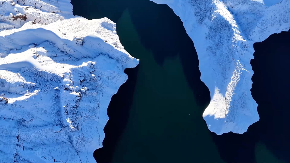 天山百里丹霞 雪后初霁展雄浑冬韵(图4)