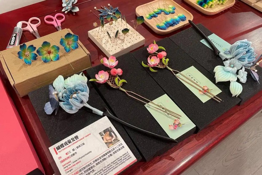 蝴蝶戏菊发簪和春桃发簪。成都市残联供图