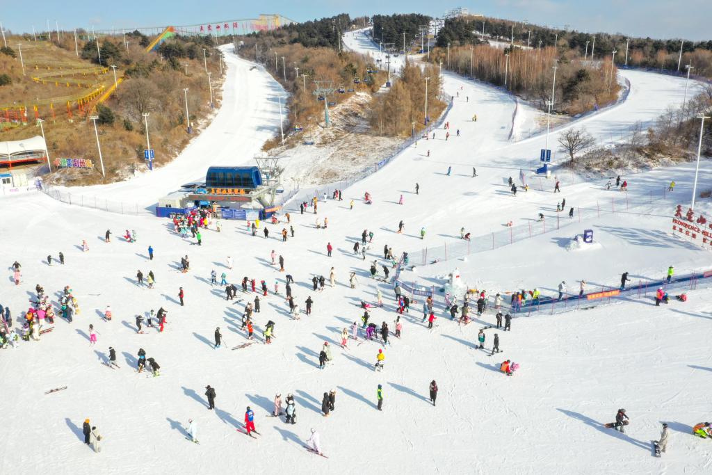 “雪假”激发新一轮冰雪旅游消费热潮(图1)
