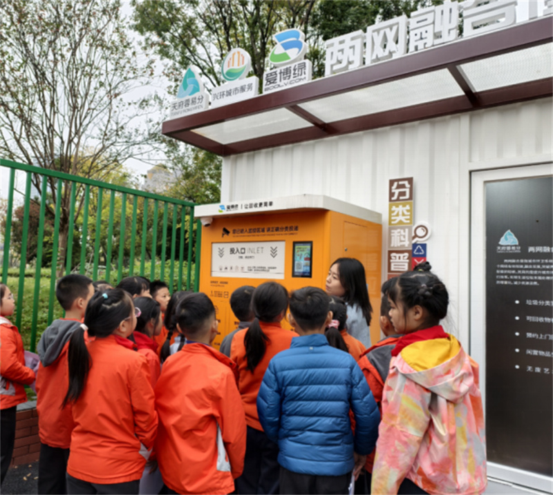 为小朋友讲解资源再生的相关知识。杨雪怡供图