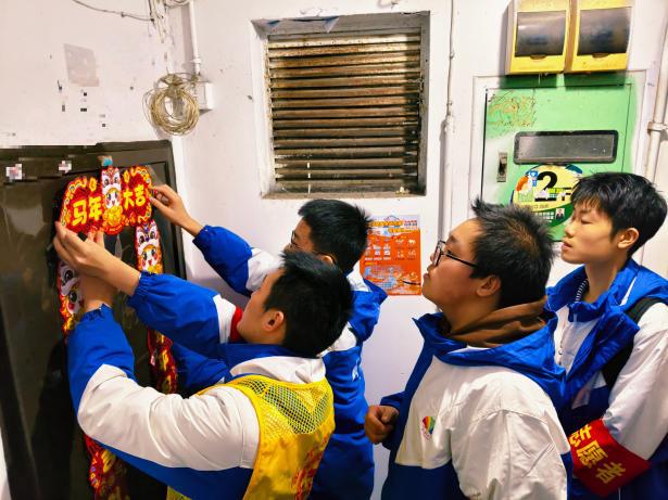 树蓓街“暖心人暖心行”服务进院落 七中万达学子用行动传递温暖(图2) 树蓓街“暖心人暖心行”服务进院落 七中万达学子用行动传递温暖(图2)