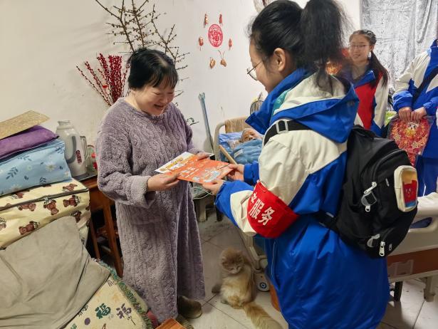 树蓓街“暖心人暖心行”服务进院落 七中万达学子用行动传递温暖(图3) 树蓓街“暖心人暖心行”服务进院落 七中万达学子用行动传递温暖(图3)