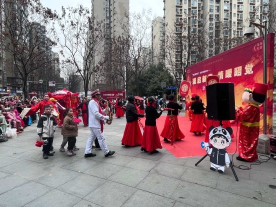 昭觉社区新春汇演成功举办：居民自演“社区春晚”，IP形象“昭昭觉觉”首秀亮相(图4)