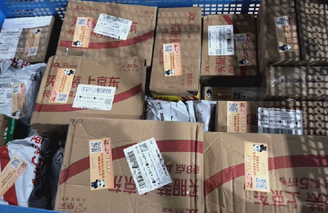 安全宣传小贴纸贴在快递上。四川省应急管理厅供图