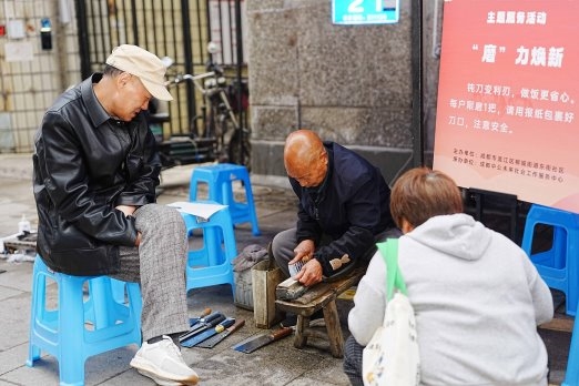 东街社区元宵便民服务暖人心，商居共治绘就幸福新图景(图1)