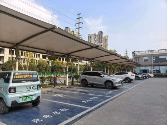 灯火里的“不归人”︱发得出、运得稳、供得好 ,织密春节保供“安全网”(图8) 灯火里的“不归人”︱发得出、运得稳、供得好 ,织密春节保供“安全网”(图8)