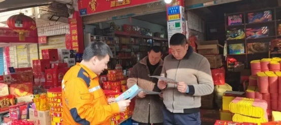 灯火里的“不归人”︱发得出、运得稳、供得好 ,织密春节保供“安全网”(图3) 灯火里的“不归人”︱发得出、运得稳、供得好 ,织密春节保供“安全网”(图3)