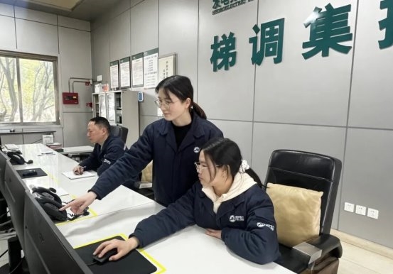 灯火里的“不归人”︱发得出、运得稳、供得好 ,织密春节保供“安全网”(图4) 灯火里的“不归人”︱发得出、运得稳、供得好 ,织密春节保供“安全网”(图4)