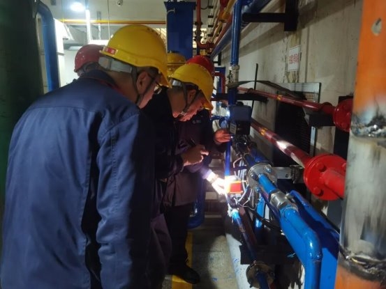 灯火里的“不归人”︱发得出、运得稳、供得好 ,织密春节保供“安全网”(图6) 灯火里的“不归人”︱发得出、运得稳、供得好 ,织密春节保供“安全网”(图6)