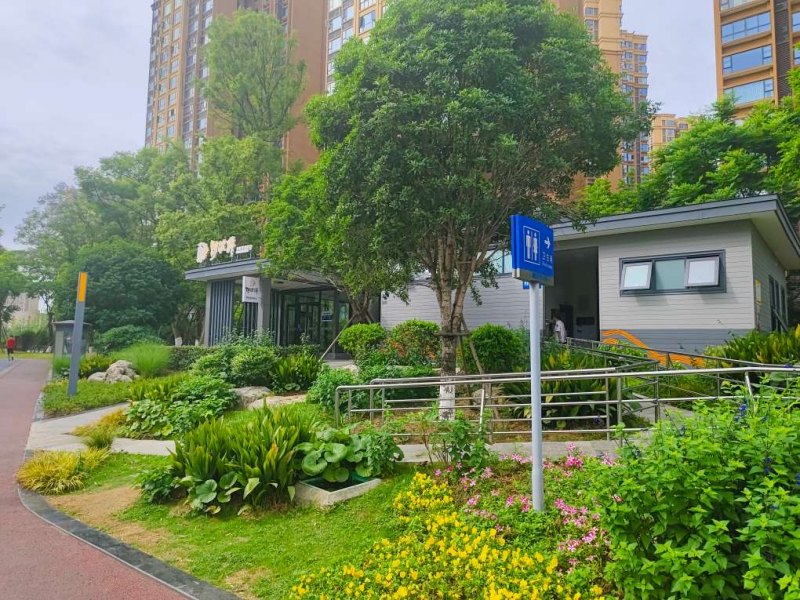 彭州市牡丹大道驿站环卫公厕。成都市城市管理委员会供图