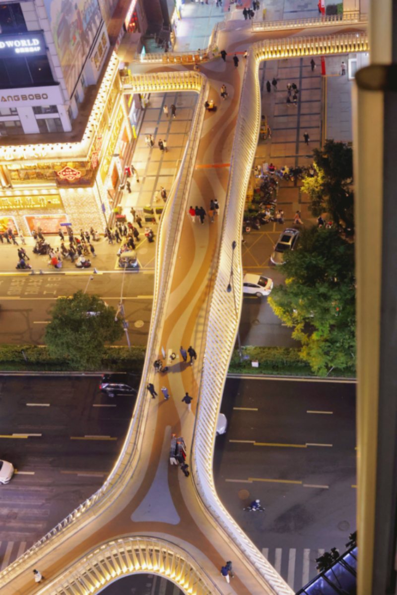 焕然一新的成都春熙路南人行天桥。成都市城市管理委员会供图