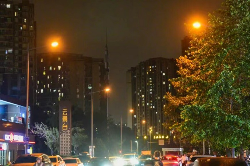 成华区蓝光东方天地路灯整治后。成都市城市管理委员会供图 