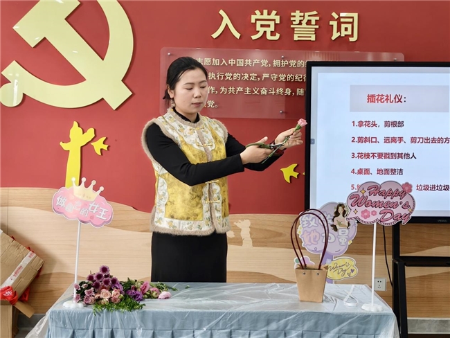 巾帼喜乐汇·花香绽芳华——阳坪社区妇女节插花主题活动顺利开展(图5)
