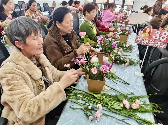巾帼喜乐汇·花香绽芳华——阳坪社区妇女节插花主题活动顺利开展(图8)