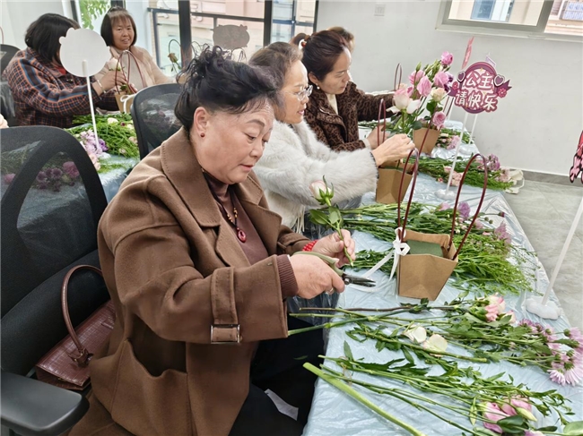 巾帼喜乐汇·花香绽芳华——阳坪社区妇女节插花主题活动顺利开展(图11)