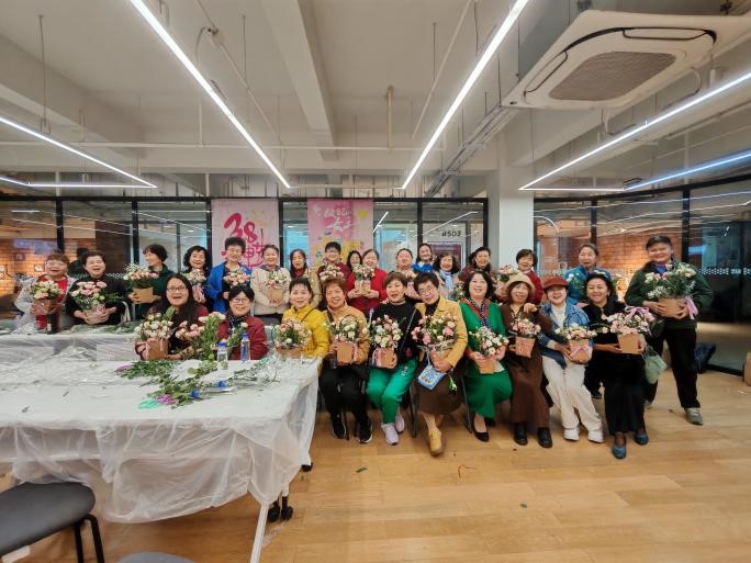花香绽芳华，曹家巷社区“三八”插花活动暖意浓(图1)