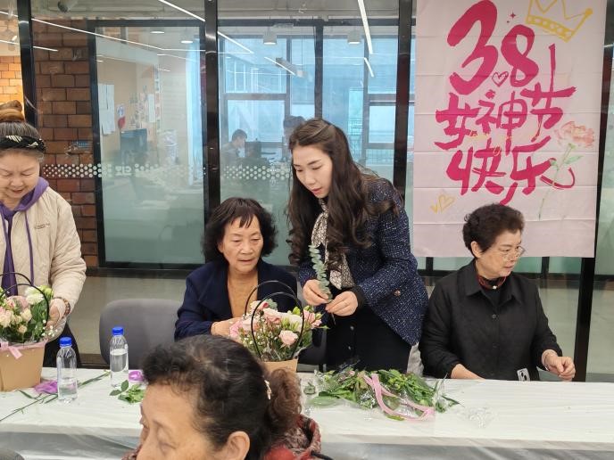 花香绽芳华，曹家巷社区“三八”插花活动暖意浓(图4)