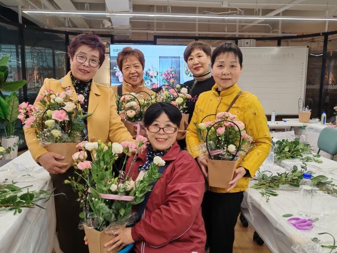 花香绽芳华，曹家巷社区“三八”插花活动暖意浓(图7)