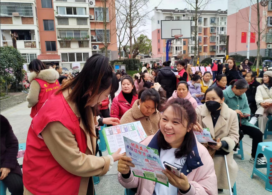 天乡路社区开展时尚分类 ，“绣”美蓉城 志愿者宣传活动(图1)