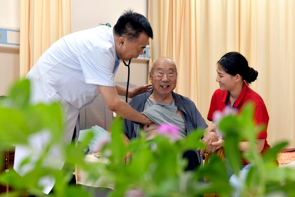 首超3万亿元!2025年医保“家底”更厚实(图1) 首超3万亿元!2025年医保“家底”更厚实(图1)