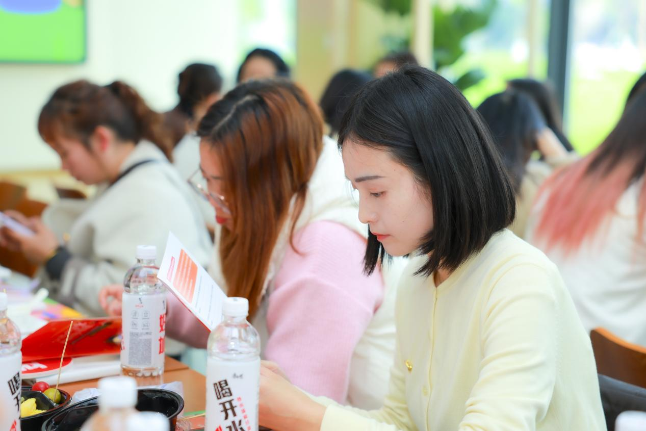 “议出‘她’力量·共绘幸福家”妇女议事项目在新华社区正式启动(图4) “议出‘她’力量·共绘幸福家”妇女议事项目在新华社区正式启动(图4)