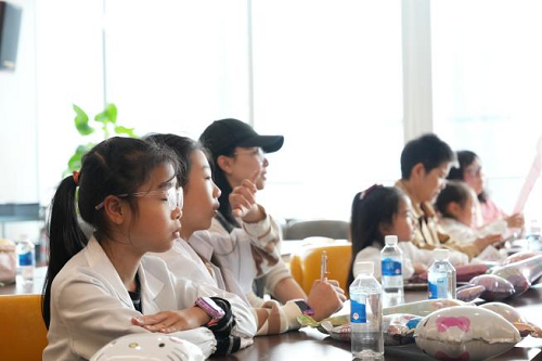 百仁社区开展“守护心灵之窗·争做护眼小卫士”小小眼科医生职业体验活动(图1) 图片1.png