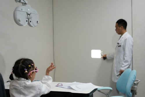 百仁社区开展“守护心灵之窗·争做护眼小卫士”小小眼科医生职业体验活动(图3) 图片3.png