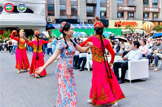 天山脚下春来信，锦官城里花正开——2026伊犁春夏季文旅推介会（成都站）在东郊记忆圆满举行(图2)