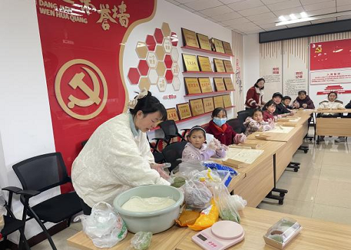 新兴街道孔雀村开展巧手包甜蜜·邻里共此时--糯米糍手工体验活动(图2) 图片2.png