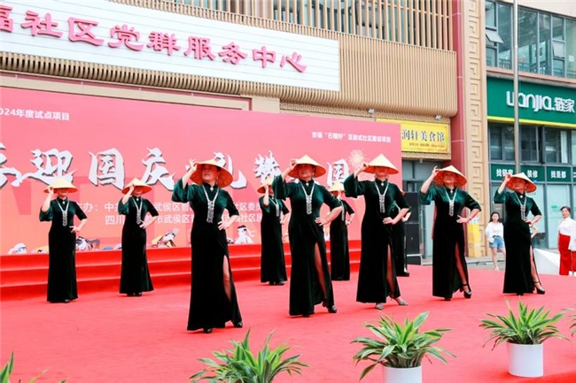 吉福社区社区自组织队伍秋之韵时装队参演国庆汇演活动(图1)