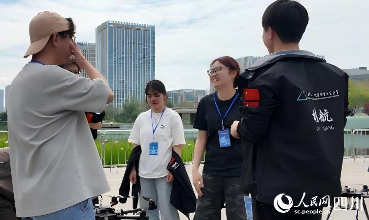 候场参赛团队讨论战术中。人民网 袁曼倪摄