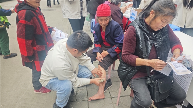 赛云台社区开展 “便民服务暖人心・共建宜居幸福家” 联合企业便民服务专场活动(图2)