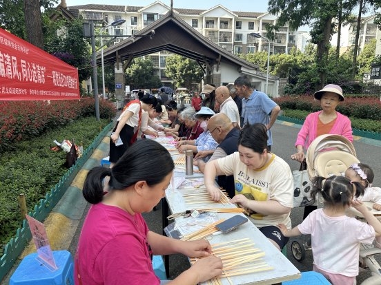 巧手编清风，同心送清凉——昭觉社区开展520邻里融合行动(图3)