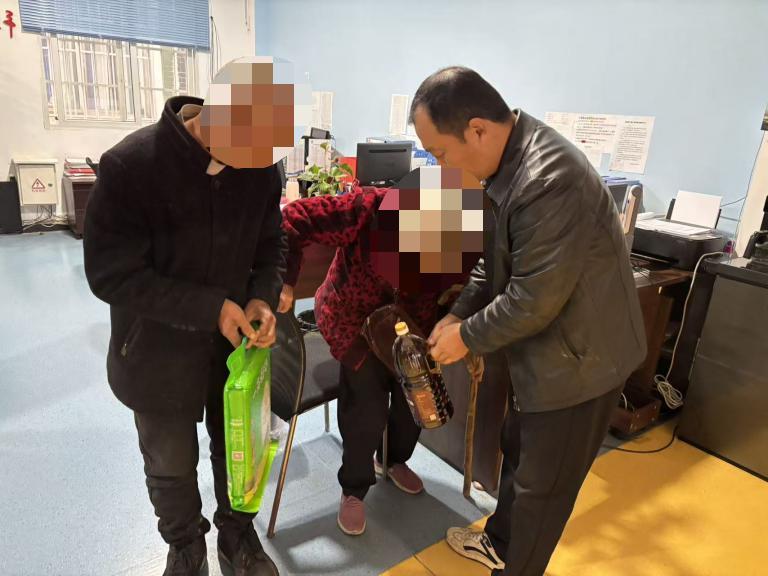 重阳齐上门 邻里一家亲——花碑社区开展邻里和事佬联盟重阳走访活动(图4)