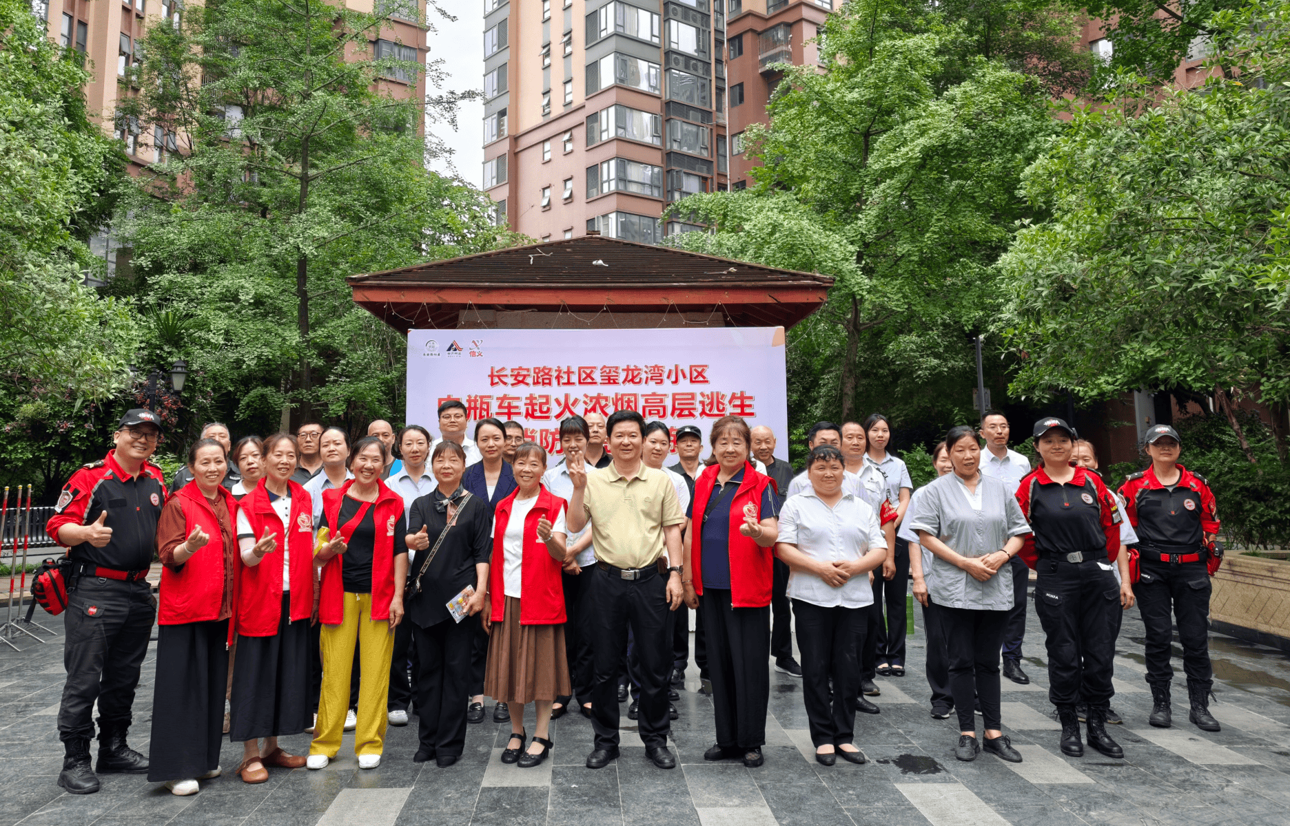 玺龙湾小区开展电瓶车起火高层逃生消防应急演练 (图1) 文章配图-1