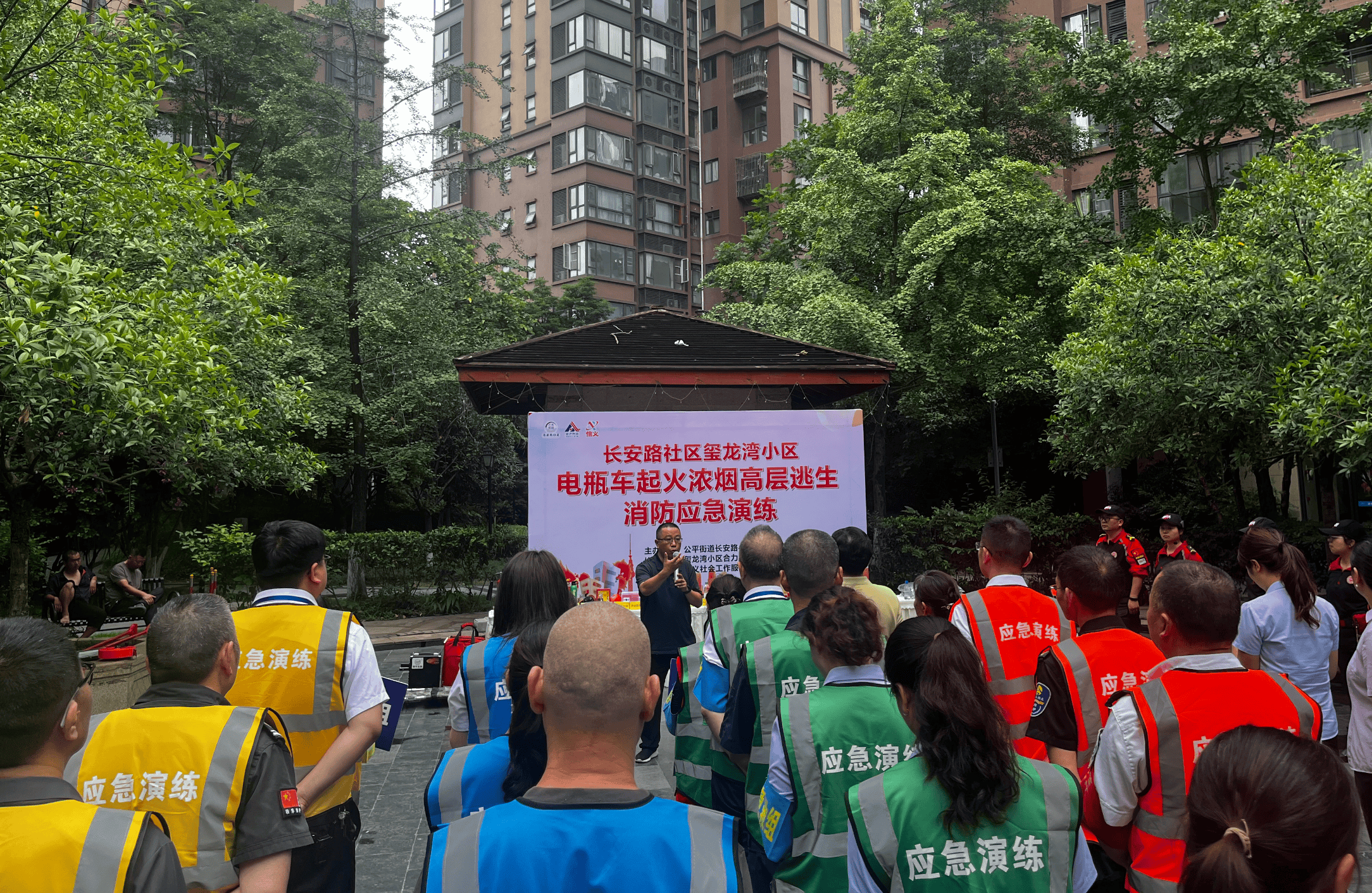 玺龙湾小区开展电瓶车起火高层逃生消防应急演练 (图8) 文章配图-1