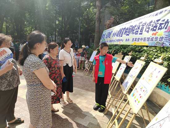 仁义路社区开展“健康饮食,乐享邻里”小小健康宣讲团院落宣传活动(图2) 图片2.png