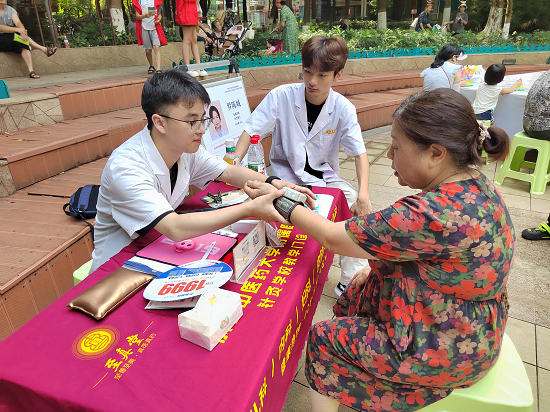仁义路社区开展“健康饮食,乐享邻里”小小健康宣讲团院落宣传活动(图3) 图片3.png