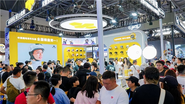 两只小蜜蜂加多彩头盔亮相第二十四届重庆摩博会(图2)