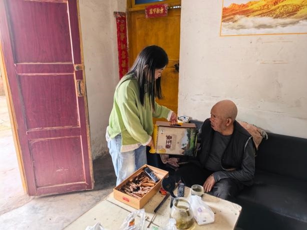 敬老送温情，关怀暖人心--牌坊村慰问高龄老人(图1)