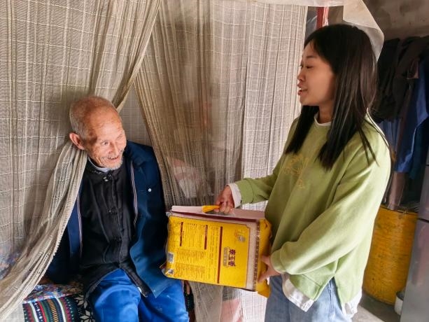 敬老送温情，关怀暖人心--牌坊村慰问高龄老人(图3)