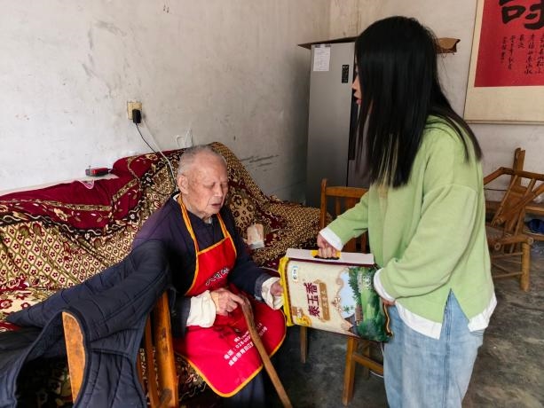 敬老送温情，关怀暖人心--牌坊村慰问高龄老人(图4)