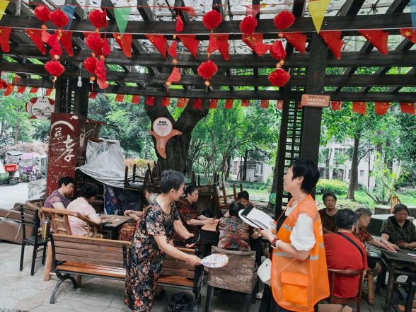 邻里同欢聚 温情暖夕阳｜志愿聚力自治实践，让敬老温情在家门口升温(图2)