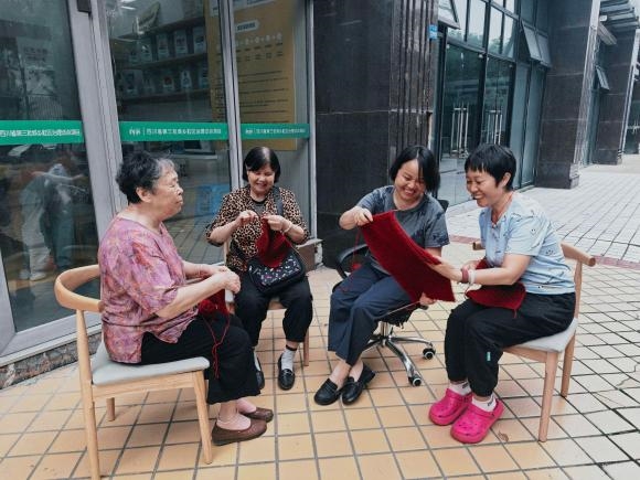 邻里同欢聚 温情暖夕阳｜志愿聚力自治实践，让敬老温情在家门口升温(图10)