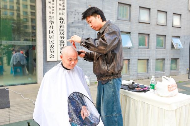 邻里同欢聚 温情暖夕阳｜志愿聚力自治实践，让敬老温情在家门口升温(图5)